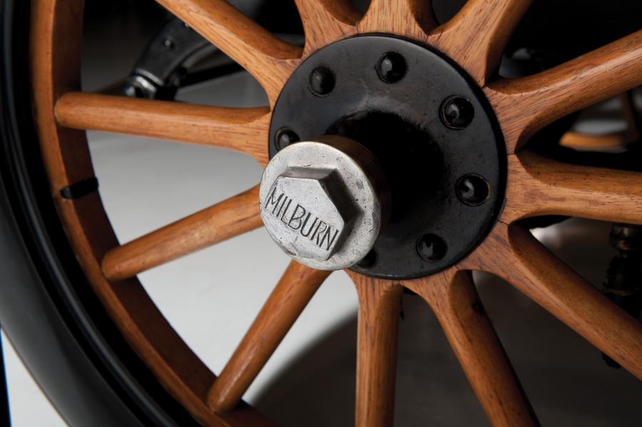 Колеса Milburn Electric Light Brougham 1918 года  (фото 2 из 11)